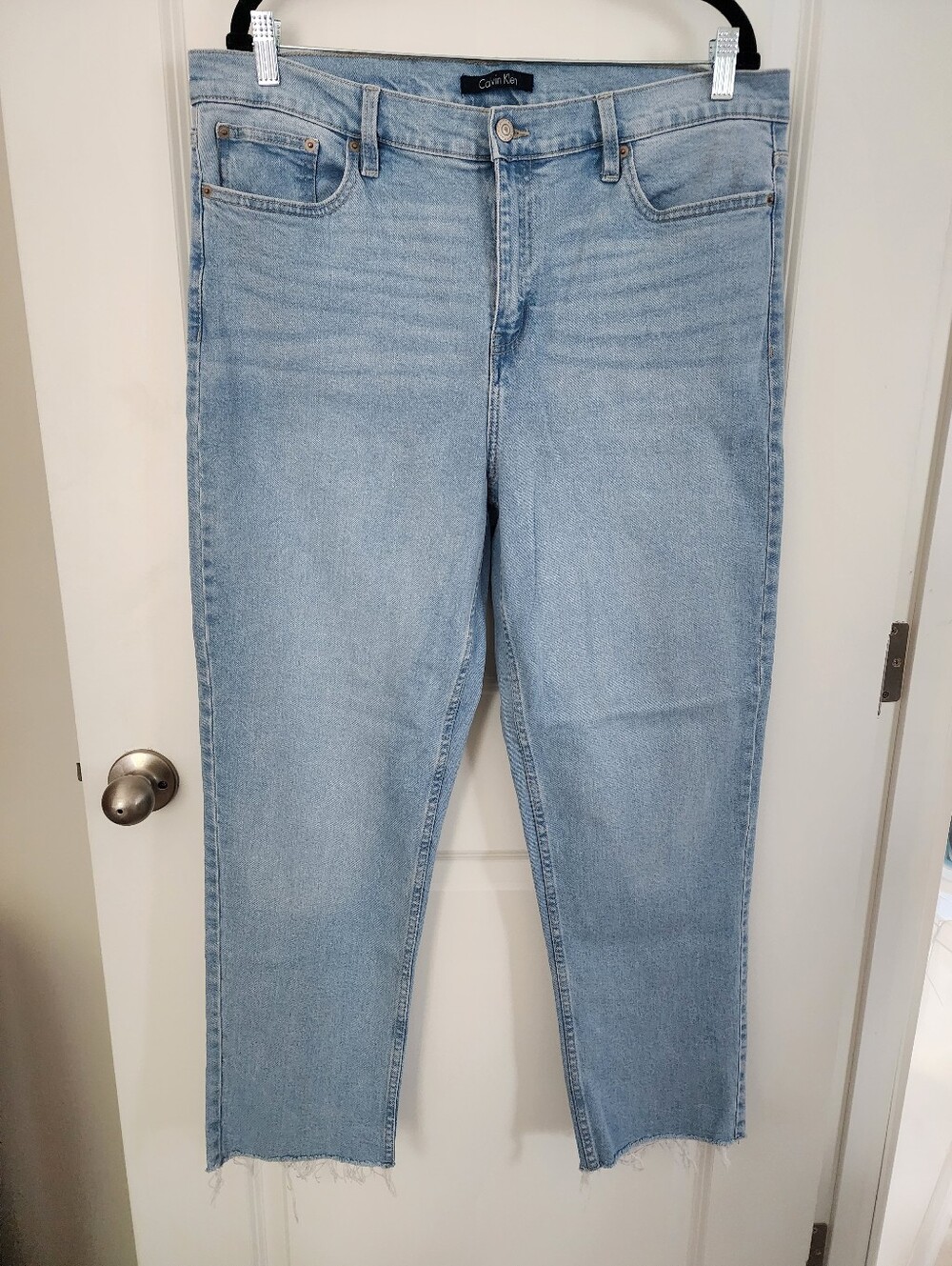 Calvin Klein Light Wash Straight-Leg Raw Hem Women’s Jeans. Size 16.